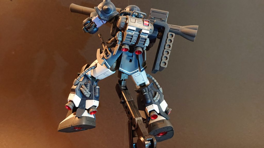 バックショットです。高機動型の足回りのディテールは本当に細かいですね。バーニアだけガンダムマーカーで塗りました。