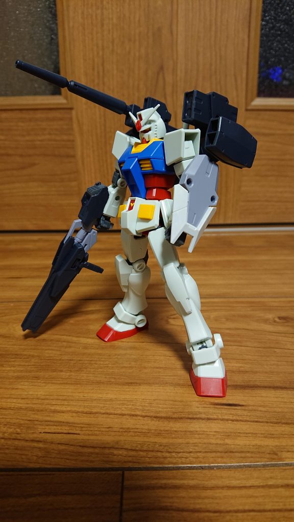 塗装前正面斜め45°から武装案は最初からだいたいできていました。シンプルにヴィートルーガンダムの武器をレイアウトしてます。ただし、手持ちライフル後部がEGガンダムには取り回しが悪かったので、短くカットしています。カットした残りパーツはバックパックにスタビライザーとして装着しています。