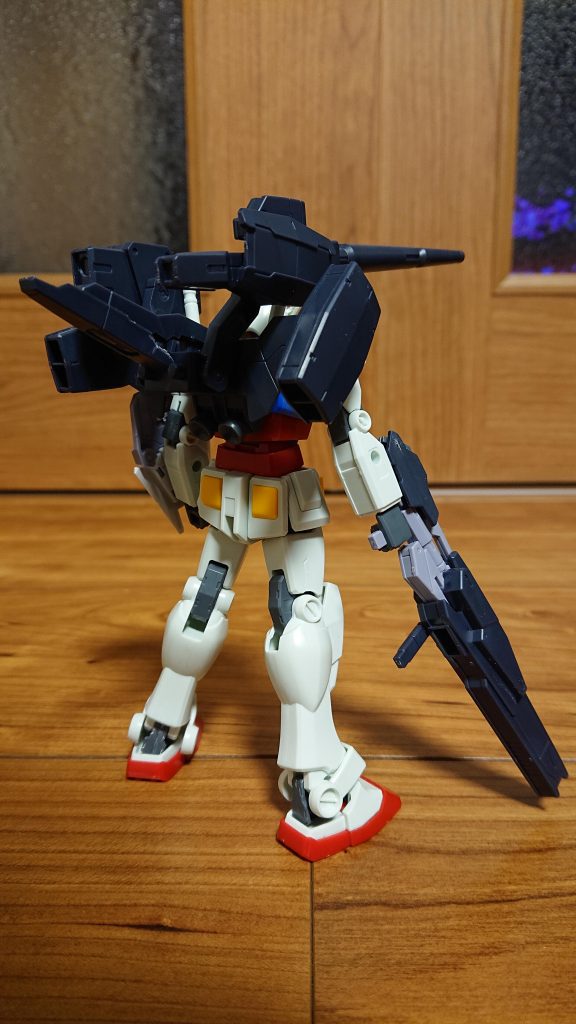 塗装前背面45°から前の写真で触れたライフルからカットしたパーツを配置してます。(自分で言うのもなんだけど分かりにくいなぁ)背面キャノン、ミサイルは完成品と逆です。どっちにするか結構悩みました…あんまり差はないんだろうけど(^^;