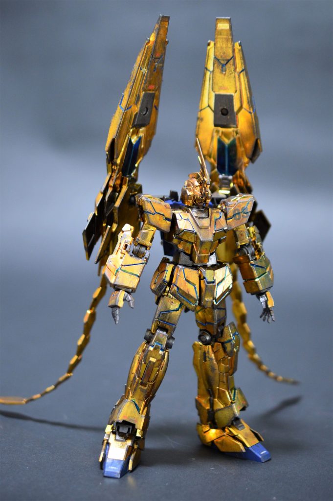 全体像です(この画像のみブラックライトを当てていません)。外装はコーションデカール貼付け後、ウェザリング。手順はシタデルカラーやリアルタッチマーカーでウォッシング後、スポンジチッピングです。金メッキの輝きを活かしつつ金属感を出すのが目標です。