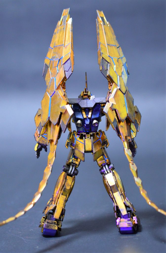 バックショットです。アームドアーマーやバーニア、膝裏パイプなどを部分塗装しています。