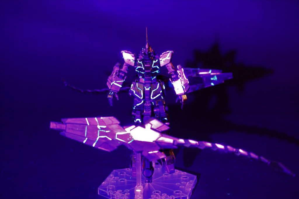 部屋を真っ暗にして、ブラックライトのみで上と同じように写真を撮るとこんな感じです。目も塗ったのですが顎を引いて撮ると目立ちませんね…。