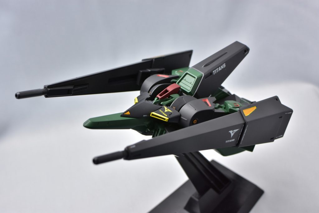 ギャプランと言えば変形！古いキットであるにも関わらず、完全変形することができます。地味な拘りポイントとして、MS時は見えないようになっていますが、変形時にバインダーを伸ばした時にティターンズのマークが見えるようにデカールを貼りました。これによって、どちらかの形態でマークの向きがおかしくなることを防ぎました。