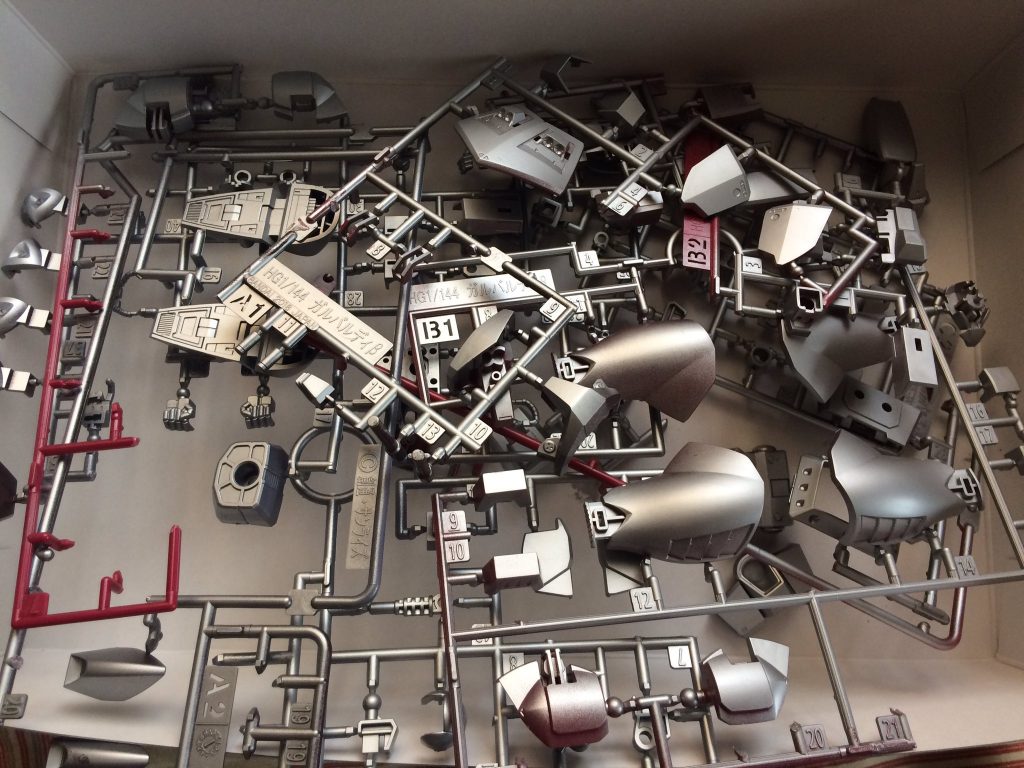 ランナーの段階でスプレーでシルバー下地塗装