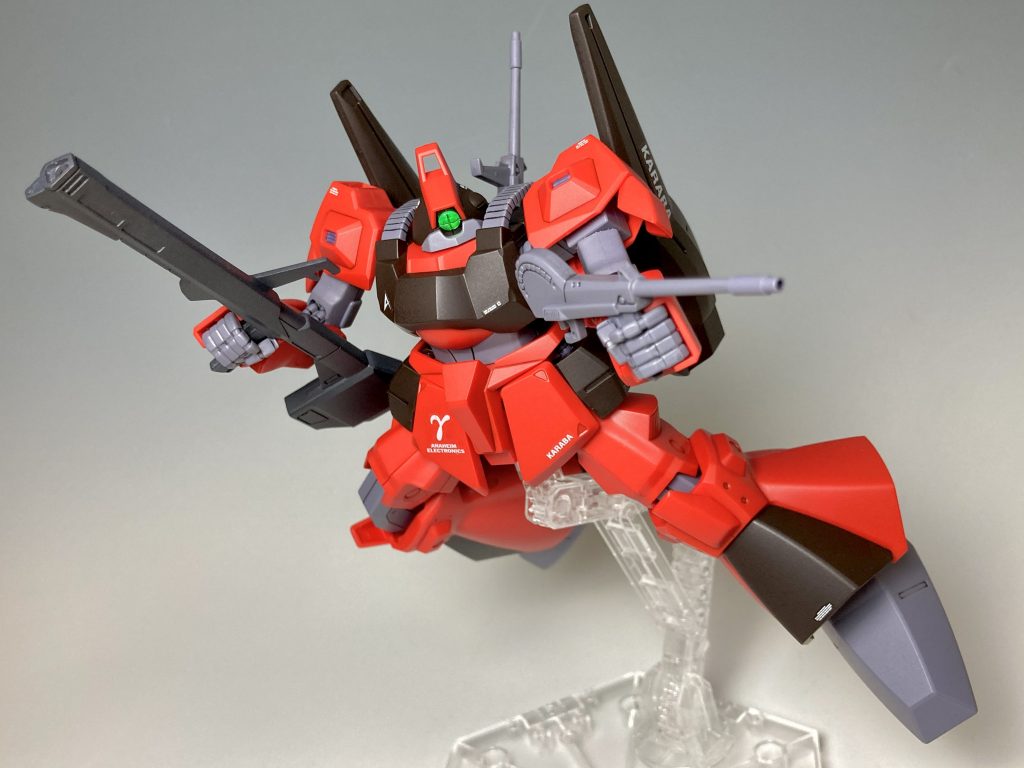 アクションポーズ！市販品と比べると、かなり可動範囲が広がっています！特に下半身はよく動きますね。