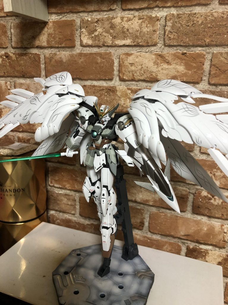 羽部分のデカールが多いため、あえて本体のデカールは控えめにしました('A`)