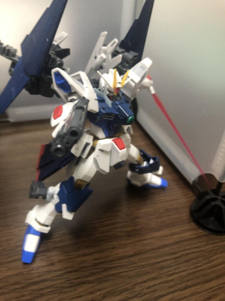 この機体にはもし近接戦で敵が急接近してきた時ようにハンドガンを装備していますこれはミサイル迎撃にも使います