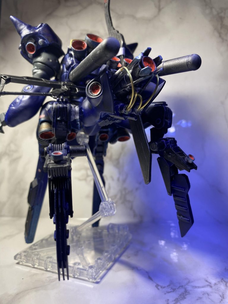 背面のバックパックにあたる部分はケンタウロスの後ろ足状に展開して運用します。型式の+Cは