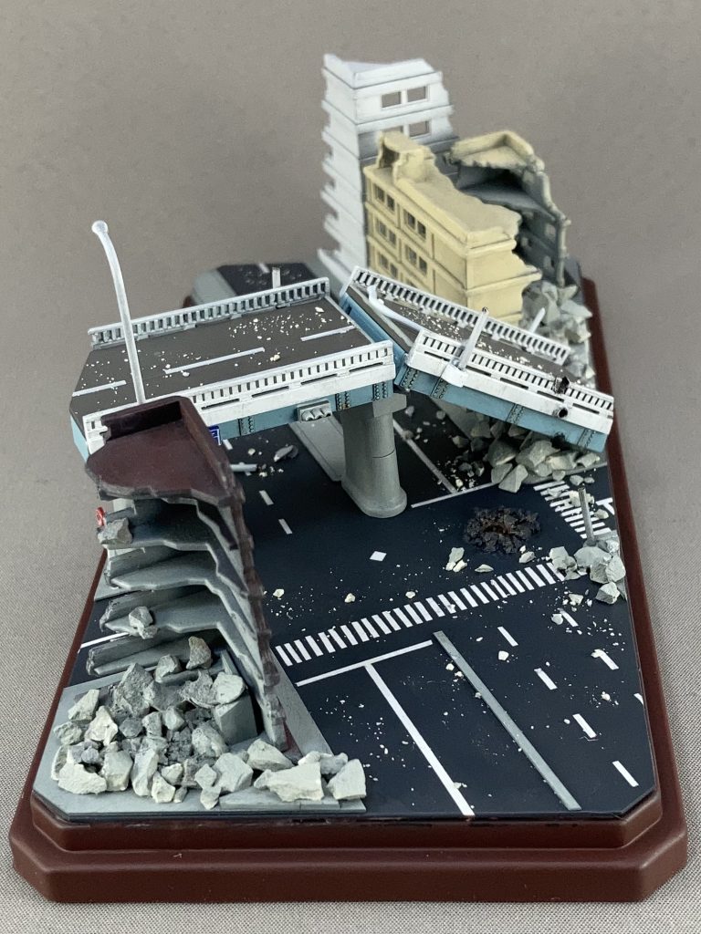 全体的に400番くらいのやすりを掛けました。橋の弾痕はヒートペンです。
道路の穴は周りにミリオンを置き、中はウェザリングスティックを塗りつけました。