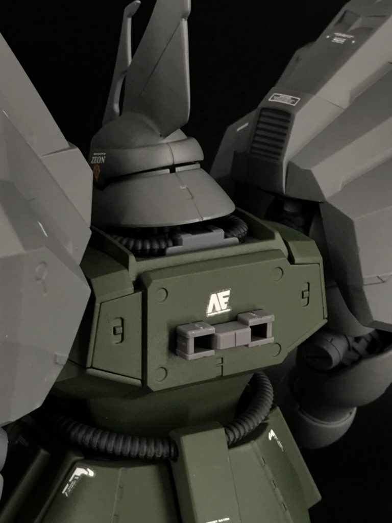 隠し要素ですが本機はサムネ画像の通りネオジオン［アクシズ］所属です。アナハイムでシャアの反乱用に発注された機体の初期ロット品をパーツ解析名目で解体、いわゆるハマーン派（ザビ家を標榜する組織）に横流しされて改修された機体、というちょっと色々妄想出来る感じの設定です。だから盾のジオンマークも旧公国軍用マークのままにあえてしてます。背中には横流しを首謀した例の組織マークが…