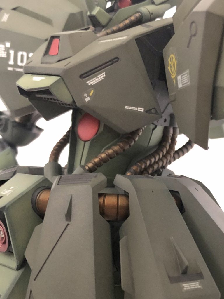 腰回りのパイピングは、カスタマイズしがいがありそうです。私はキットのままですが、いつか手を加えられるようになれたら。