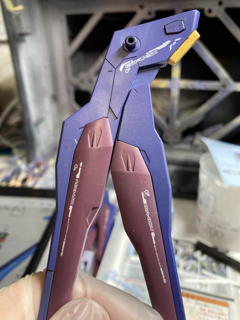 デカール初挑戦。RGストフリのを無理やり貼り付けた。今までデカールのこと「なんか大変そう」程度の認識を持ってたけど、実際にやってみたらアホほど難しいししんどくて泣いちゃった。すぐ破ける、モタモタしてると捻れる、上手く貼れたと思ってたら別の近い箇所で四苦八苦してるうちに剥がしてた…などなど。デカールは最悪。