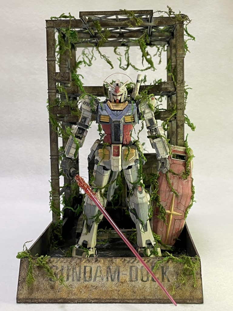 「ガンプラ凄技テクニックHG編」を参考にウォッシングを施し、ドックはサビを表現、ガンダムはサビずに堆積した埃と風雨による汚れを表現しました。 Twitterにも載せております（https://twitter.com/1979_rx/status/1354682296125644803?s=21）