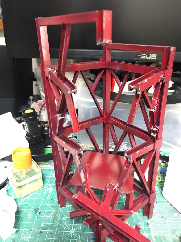 ハンダゴテで溶断、赤(エヴァレッド+ニュートラルグレーⅢ)を吹いてエナメルシルバーでアクセント。なおリベットは、UV硬化パテを爪楊枝でちょんちょん付けて再現してます。