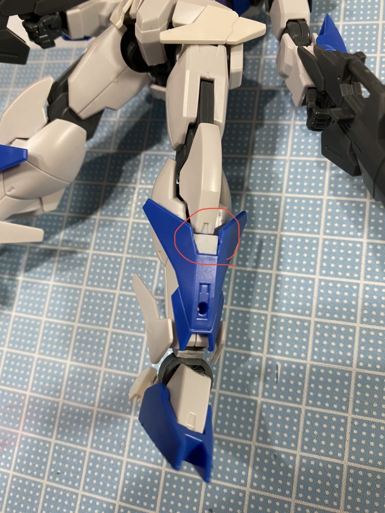 赤く囲んだところにプラ板を貼り付けて可動部分が見えないようにしました