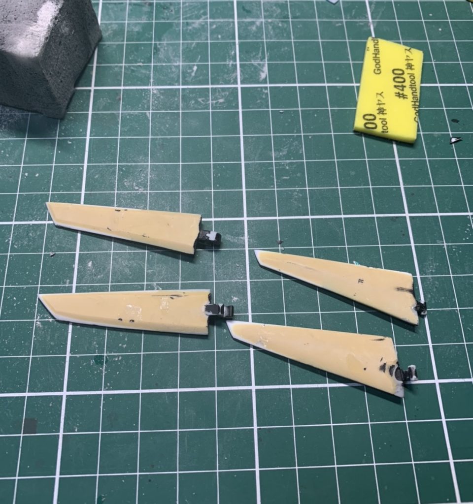 機体がでかい割に羽？のバランスが悪く見えたので、パテとプラ板で飛びそうな感じにしました！パテって盛りすぎると削るの大変なんですね(*_*)すげー時間かかりましたw