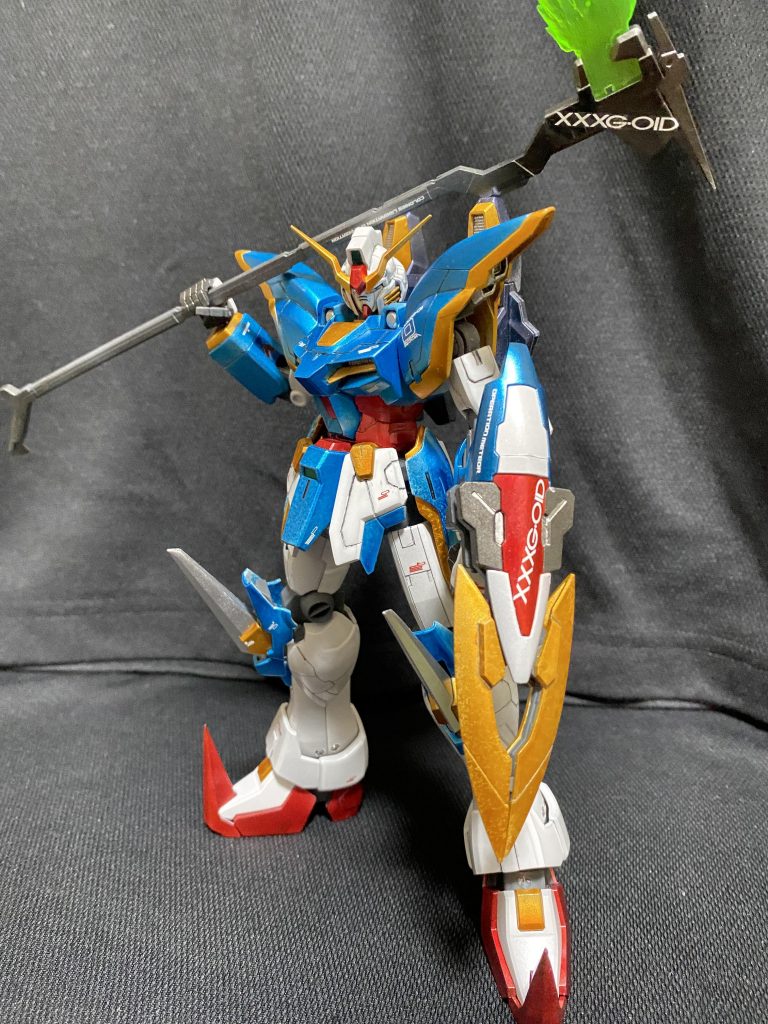 元々スタイルの良いキットなので、本体はプラ板とスジボリで少しディテール追加したくらい。塗装は外装にコスモスブルーメタリック、ロイヤルレッドメタリック、オレンジメタリック、ダークブルーメタリック、シャインシルバーに光沢フィニッシュ、武装をブラックメタリック、内部フレームは無塗装つや消しのみ。デカールは付属のドライデカールのみ使用。