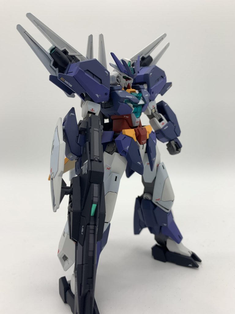 今回の塗料は全てガイアノーツです。ホビージャパンの主役ロボセットのスチールホワイトと何とかレッドだけセット物です。あと白はニュートラルグレーⅠ、赤はフレイムレッド、青はバーチャロンマーズダークブルーとヘキサブルー、黄色はエヴァカラーのオレンジイエローとヘキサイエロー。クリアパーツは蛍光ブルーグリーンです。関節、スラスターの明るいメタリックは通販限定のシャンパンゴールドです。