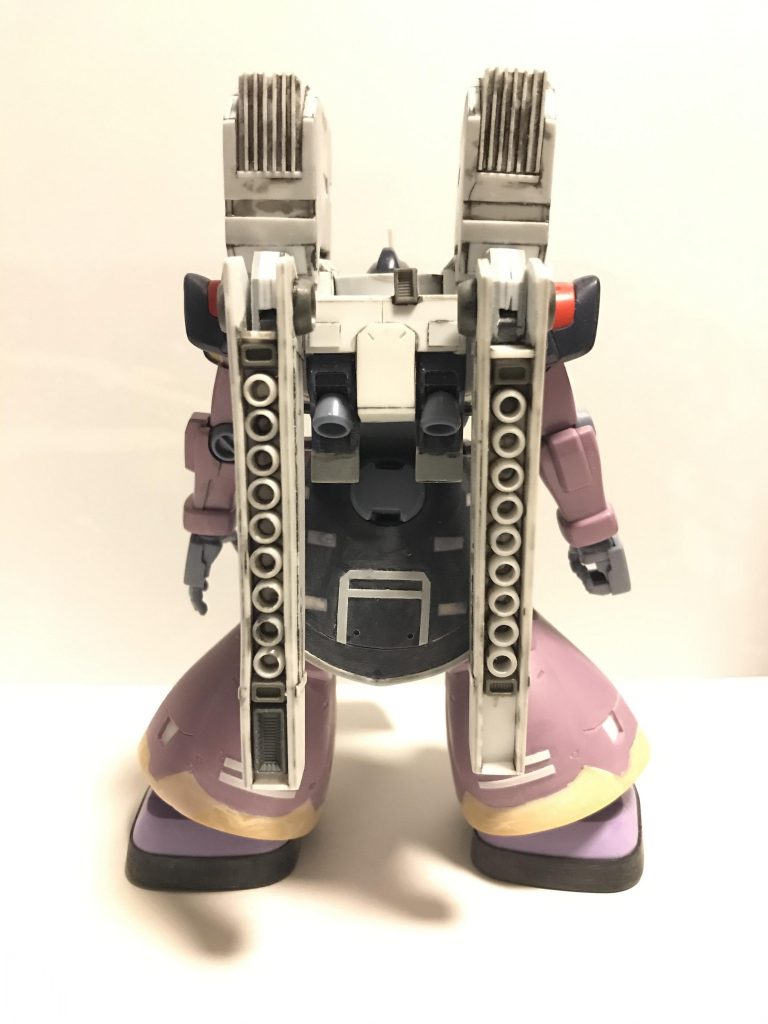 バックも特徴的なシルエット ミサイルではなく機雷です