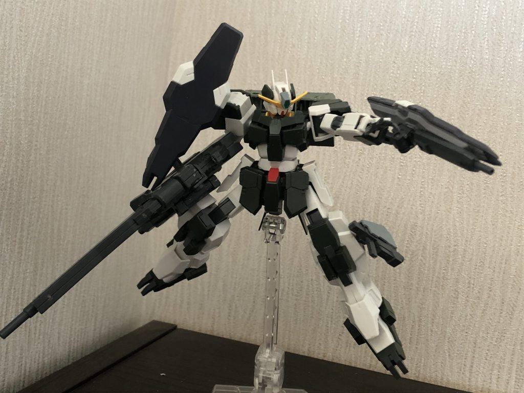 副武装のGNシールド
粒子撹乱等でGNフィールドが使えない場合などに使う。シールドの内側にGNビームライフルが装着されており奇襲や両手が使えない場合の牽制にも使える。