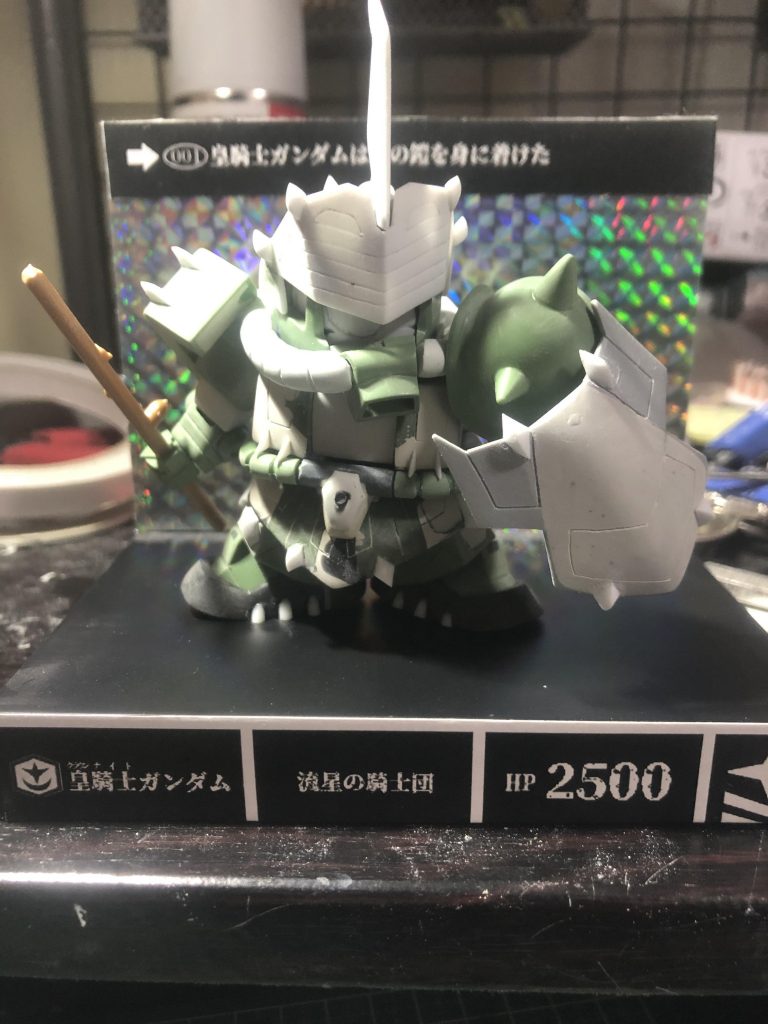 ツノはプラ板、シールドはプラ板にパテを盛って立体的にしています。