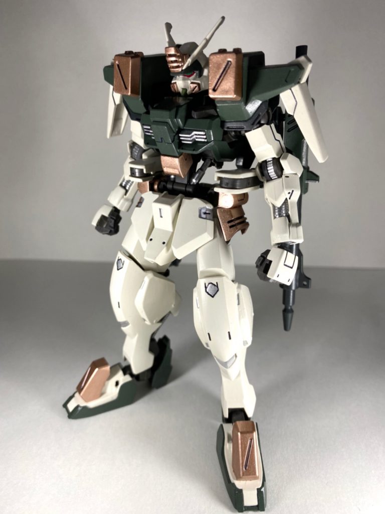 正面本家バスターよりもどっしりとした下半身となり、より砲撃型らしいシルエットになったかと思います。また、今回は初めて塗料の調色に挑戦しました。バスターの特徴的な少しイエロー味のある本体ホワイトをしっかり再現できてお気に入りポイントになりました。