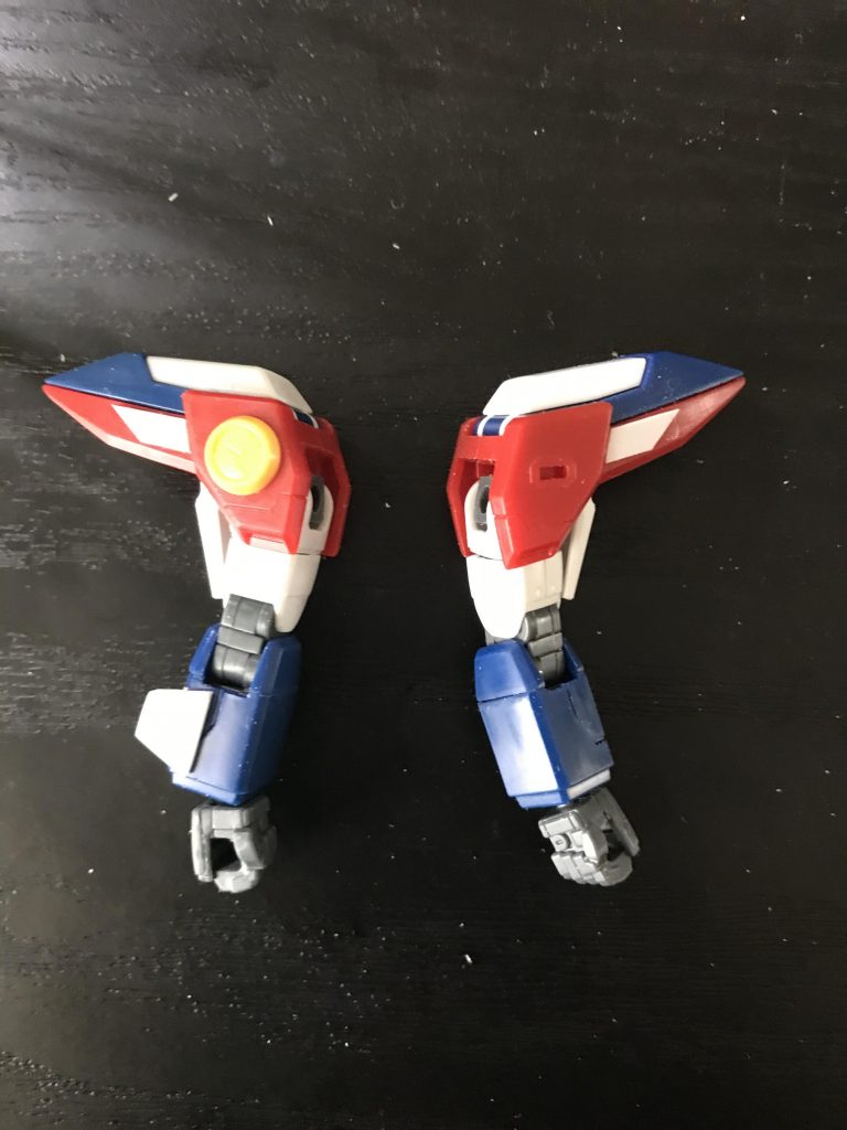 右肩ですがサフ吹いて塗装し、組み立て中に後ろ側が割れるアクシデントもありました。写真で見えないのでそのまま接着してます。