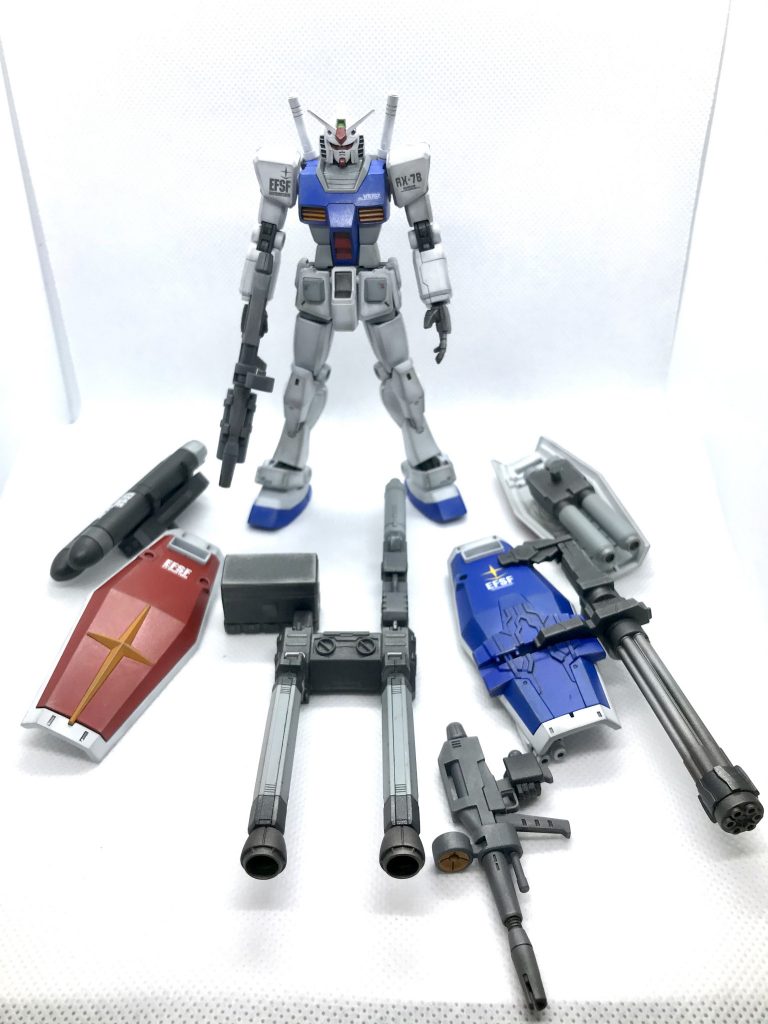 ノーマルに戻せる事を前提に作ってます。武装キャノンとバックパックとスーパーナパームはガンダム雑誌のオマケミサイルポッドはボールデンアームズの物を加工。シールドガトリングはガンダムベースで買ったシステムウェポン。当初は余り物のジム2 のシールドにレオパルド ・ダ・ヴィンチのビームキャノンを加工した物を製作していましたが、ビーム兵器が多く時代錯誤に感じていたところ買っておいたシステムウェポンを見つけて変更しました。シールド下部のサーベルラックとサーベルはez-srの物。右腕のミサイルはいつかのキャンペーンで貰った物を加工して取り付け。何でもありではなく、1年戦争にあってもおかしくない仕様というルールを設定し、色んな妄想をしながら作れたので楽しかった^_^