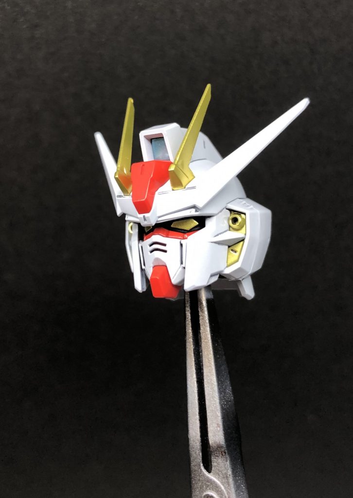 カメラアイもスターブライトブラスで塗装、周りのブラックはシタデルで筆塗りしました。