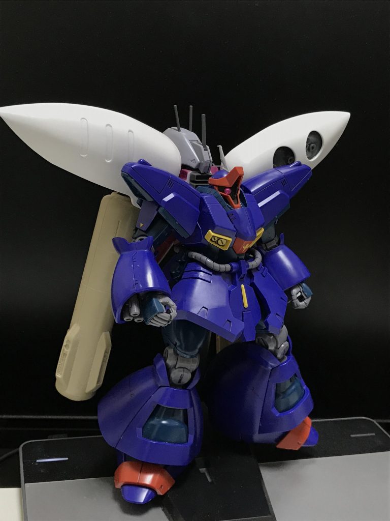 塗装前の状態塗る前だと割と違和感もありますけど、塗った後に馴染んでくれて良かったです。作り終わってから気づきましたけど、キュベレイもドライセンも腕に武器があったり体のバランスが似ていたりとわりと共通点のある機体でしたね〜