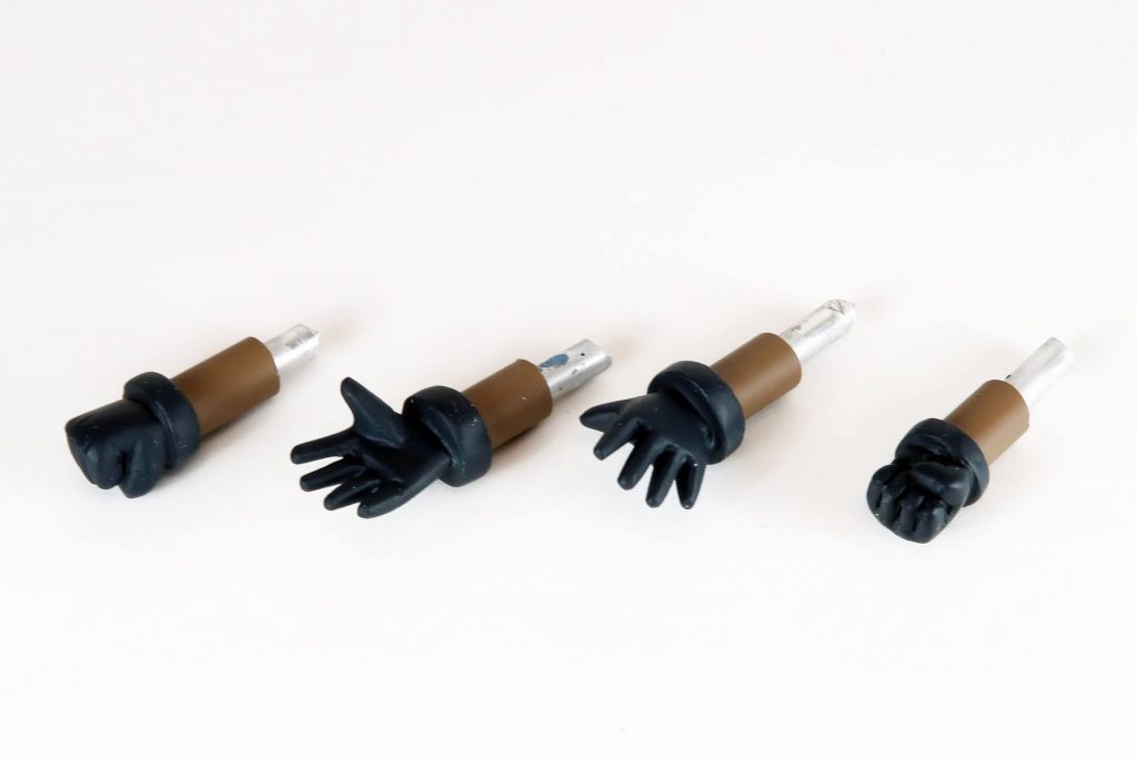 子供の手らしく短く丸くなるようにパテの削り出しで製作。腕の部分はアルミ線を通したプラパイプ