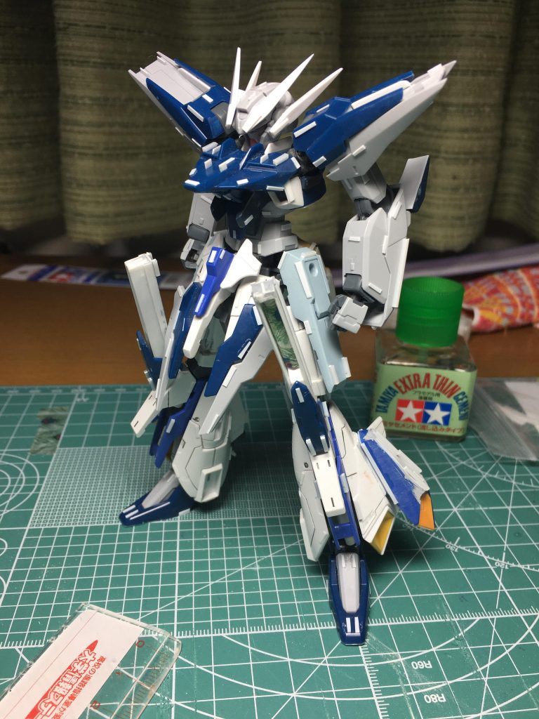 ここで制作過程！塗装前です。この時点で結構色もあってますね。細かく言うとサイドスカートはライトニング、脹脛はアレックスを使ってます。実はウィングガンダム　スノーホワイトの発表があった頃に作り出していたので、カラーはスノーホワイトに引っ張られています…2回塗り直したんですけどね！！！！！