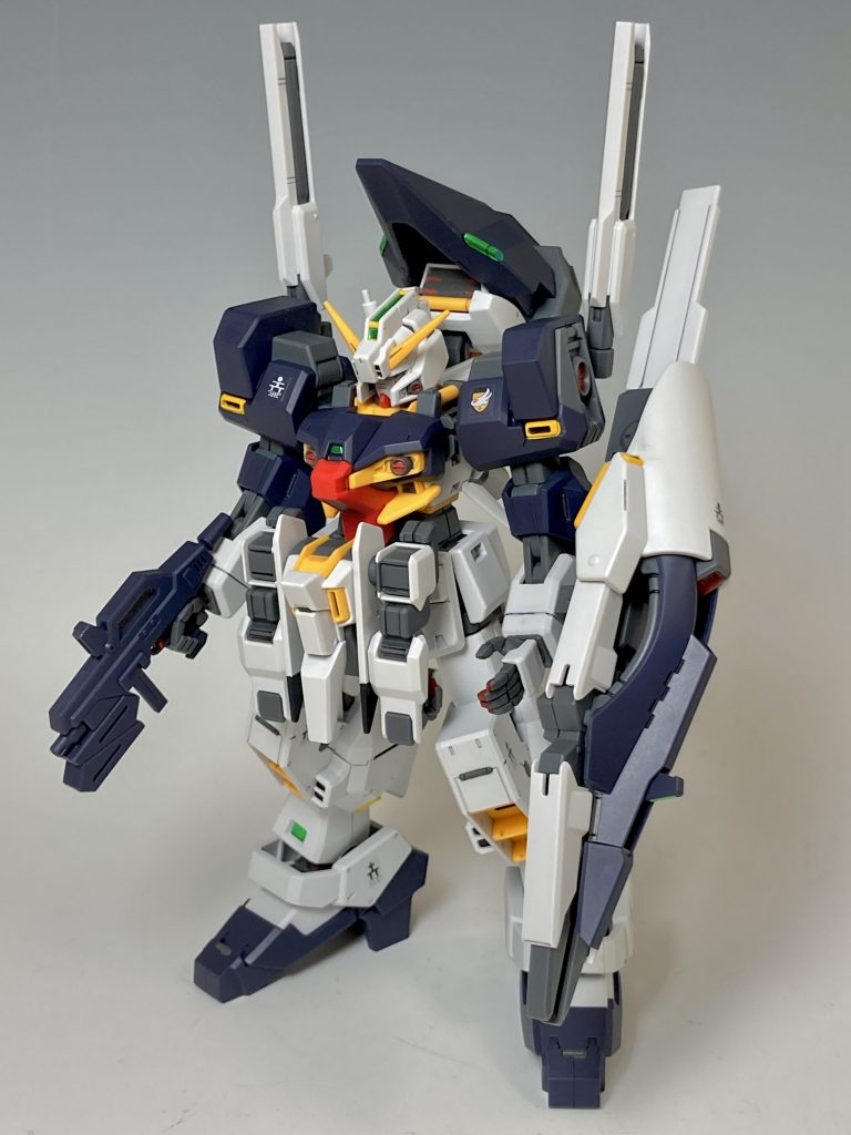 フロントビューです。ヘイズル・アウスラにハイゼンスレイIIの強化パーツをつけて、ウーンドウォートのアームまでついてゴチャゴチャ感がスゴイです(笑)