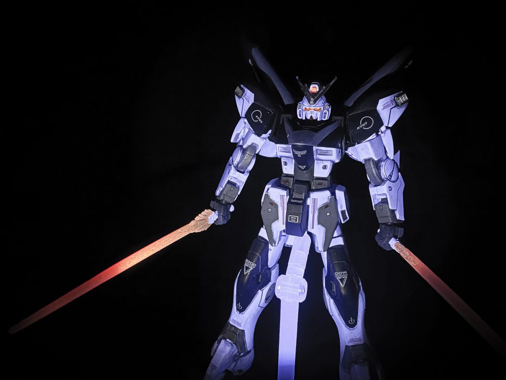 モノトーンカラーの中に水転写デカールで赤の差し色を入れるイメージで。このカラーリングで今後も何体か製作していきたいです。軽くリアルタッチグレー2で汚していますが素人のためただ汚れているだけにも見えるかも知れません。。