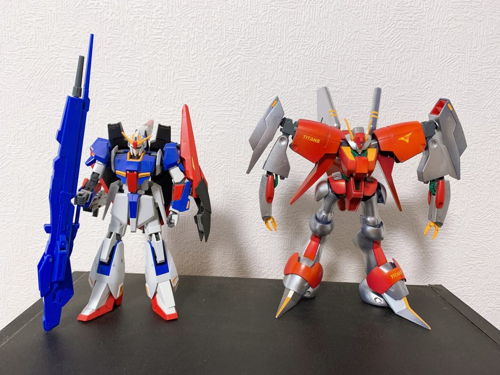 HGゼータガンダムと比較。劇中でも感じたのですが、なかなか大きいですね。一昨年までは素組みかムラのある筆塗りばかりでしたが、少しずつ皆さんの作品を参考にしながら、エアブラシを噴いて行きたいと思います。