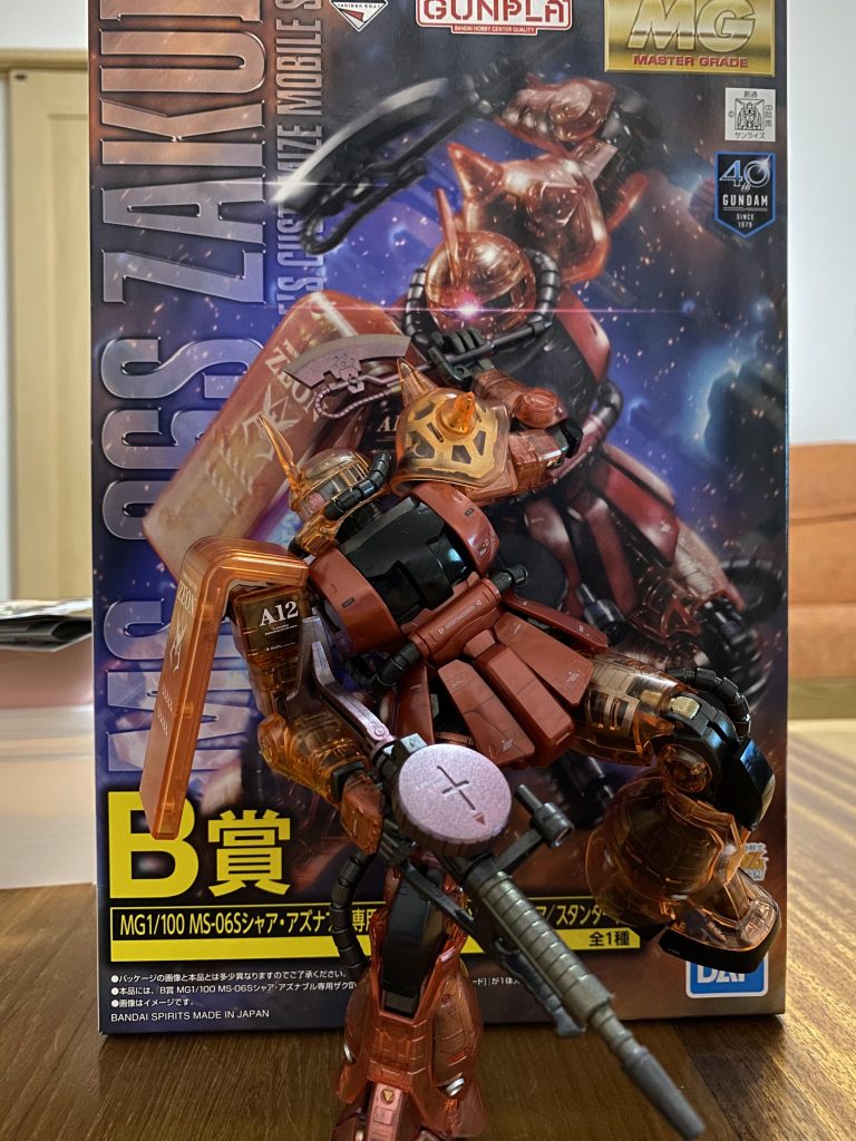 パケ絵に似せたポーズで！ザクマシンガンもGXクリスタルやGXメタリック類で塗り分けています。ゴージャスに行こう！