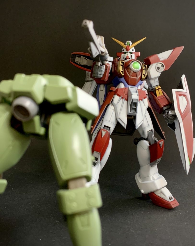 そうはさせるか！ウイングレッドガンダム！知力・体力共に優れたリーダーだが、独断専行が過ぎるのがたまに傷だ。