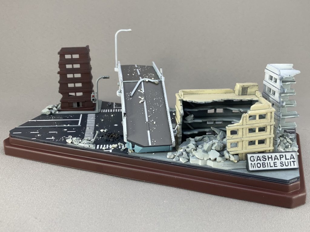 瓦礫は園芸肥料ミリオンを砕いて小さくしたものです。水溶きボンドで接着しました。