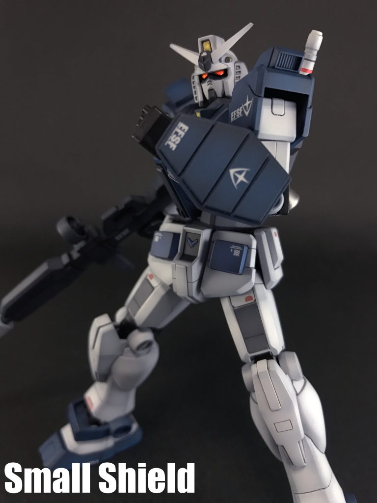 主兵装のカウンターウェイトの用途も兼ねる、ガンダリウム合金製の小型シールド。「FA-78-1 フルアーマーガンダム」のウェポンラッチを兼ねる小型シールドと形状が酷似していますが、本装備は純粋な防御兵装として運用されます。