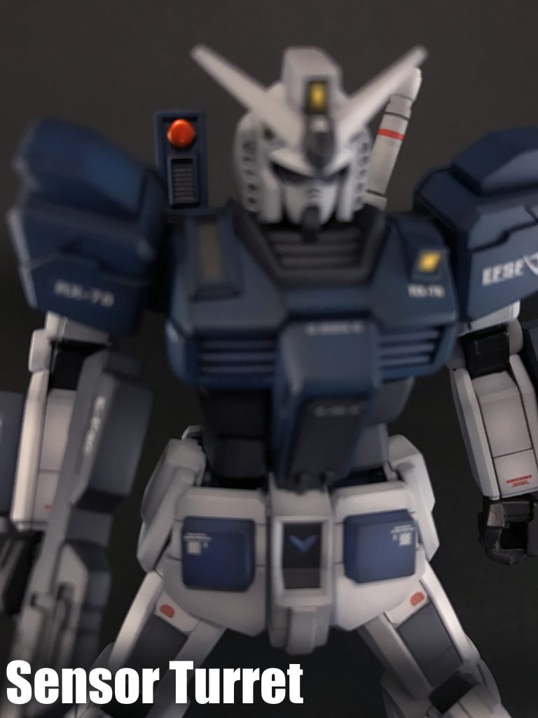 「ガンナーガンダム」及び「フルアーマーガンダム」にも搭載されるセンサーターレット、高集積タイプの長距離光学観測システムを採用した照準デバイスユニット、メインカメラとは別系統でターゲットの自動ロックを行える他、武装と総合的に活用する事により命中精度を向上させます。