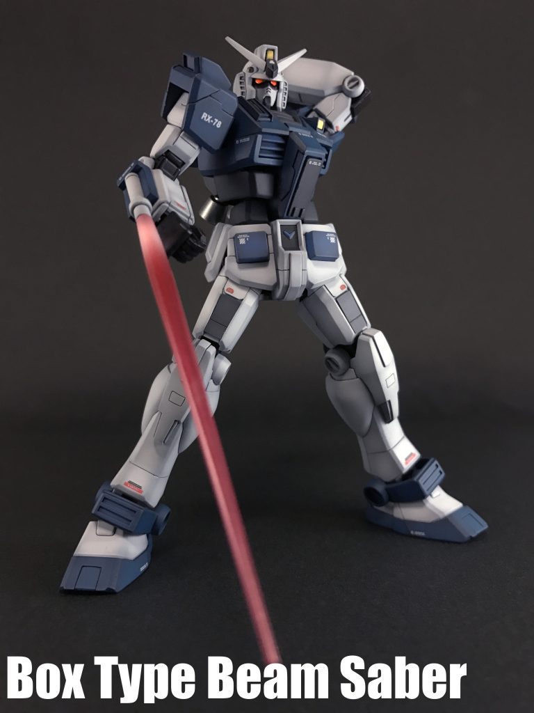 戦時中の¨エースの機体¨「RGM-79SC ジムスナイパーカスタム」は奇しくも「狙撃能力を有する汎用機」という本機と類似したコンセプトを持ちます。運用ノウハウの共有が行われたと考え、右腕に「ボックスタイプビームサーベル」を装備しています。