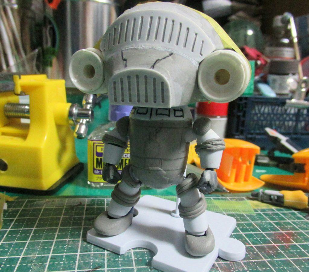 後はひたすらエポパテを盛ったり削ったり。オデコと口のスリットは0.3mmのプラ板です。