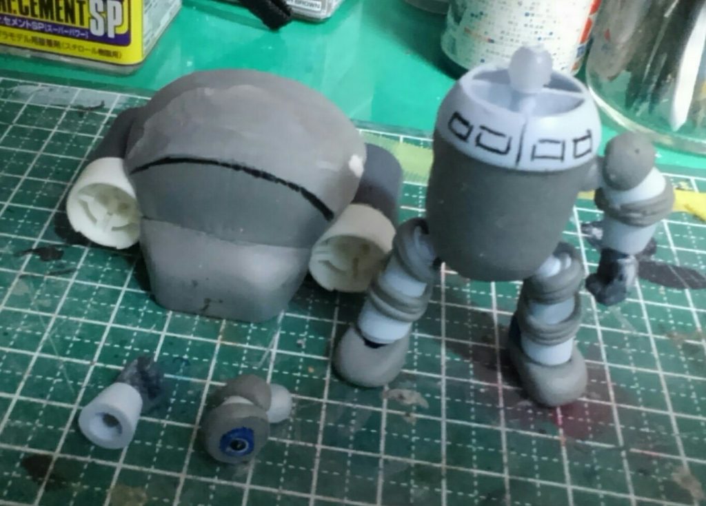 首の根元にはプチッガイを作ると余る手繋ぎ用パーツを使用。　手首はビルドナックルのSサイズを削り込んで小さくして使ってます。