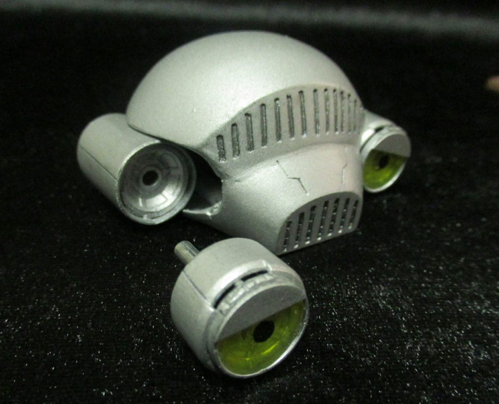 目は回転軸を兼ねてミライトを使用。黄色い部分はUVレジンです。