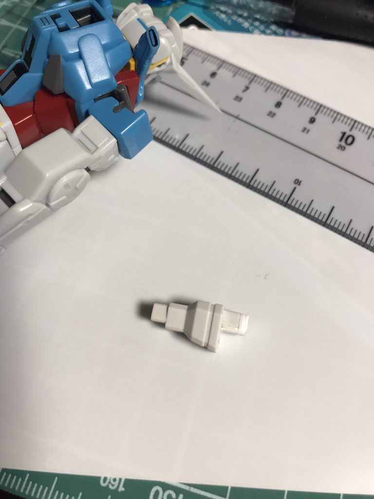 生まれて初めてプラ板で延長工作しました。パーフェクトパックの接続軸をロボット魂に合わせて太らせました