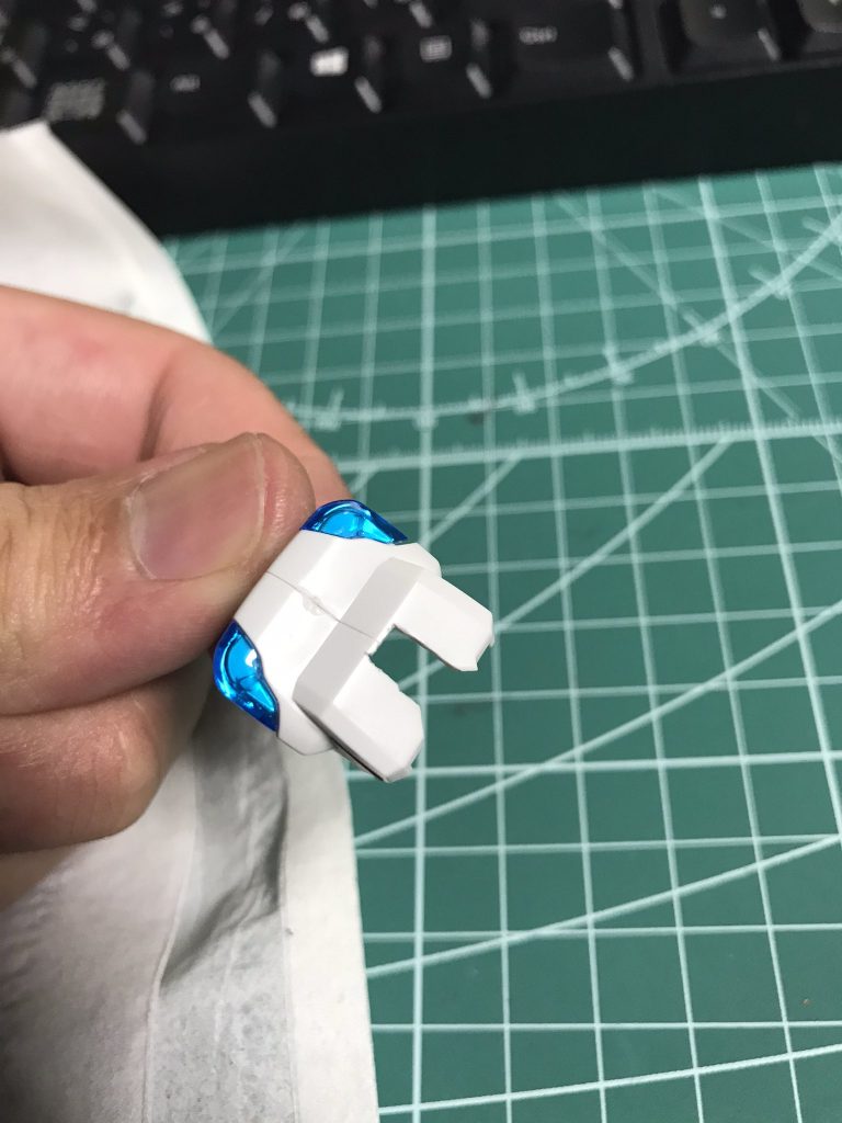 肩は中をくり抜いて接続軸周りをパーツニッパーでガシガシ切ってます。主な改造はこの2点です。盾は無改造で取り付けられます