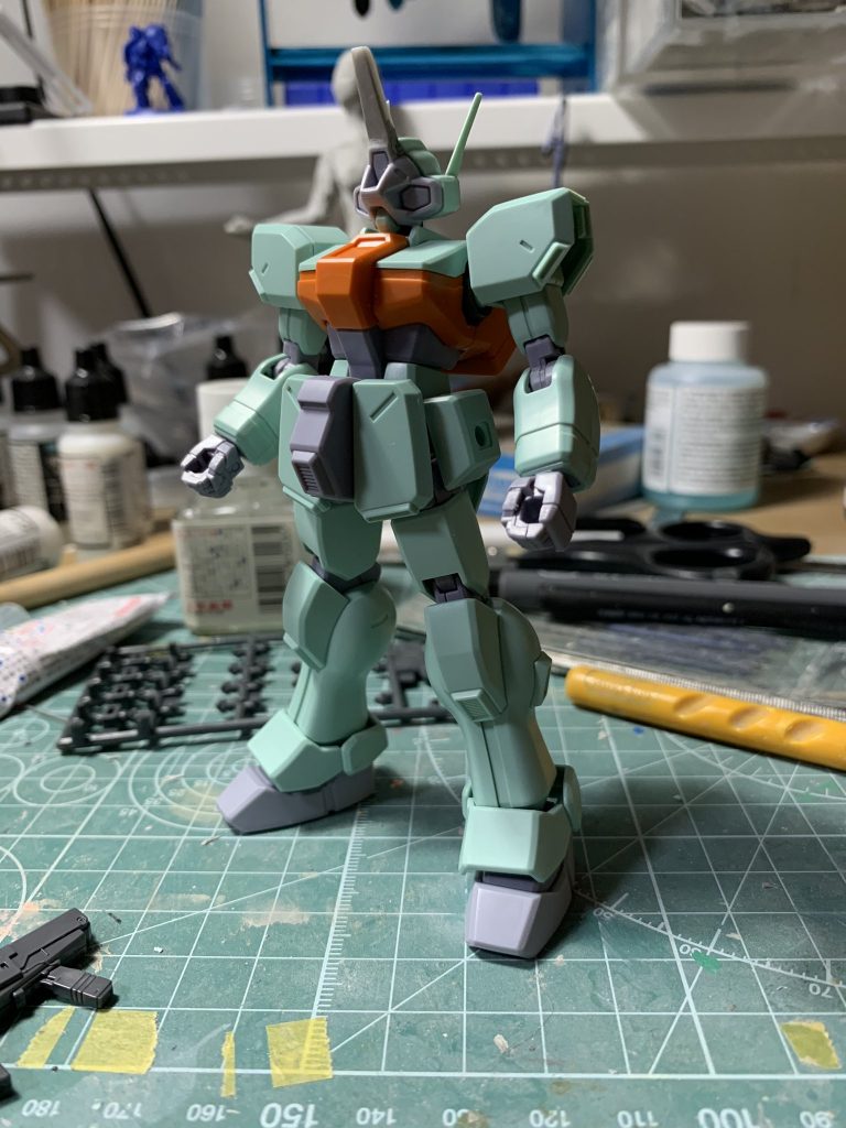 塗装前。中央のトサカはプラ板とエポパテ、アングルが悪くてよく見えませんが右側のアンテナは0.5mmプラ板で作りました。