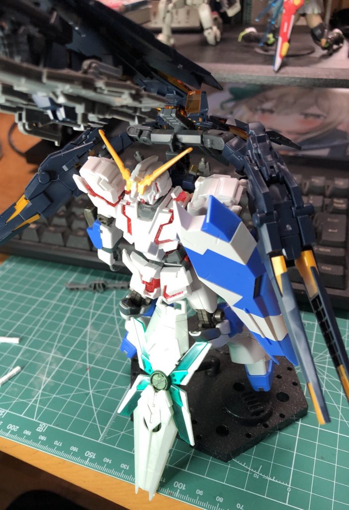 いちおうちゃんと背負えますが、若干接続部がゆるいので軸を太らせた方がいいかもしれない。背負ってくれたユニコーンくんはちゃんと組んだHGが手近になかったのでミキシングの残骸コーン。