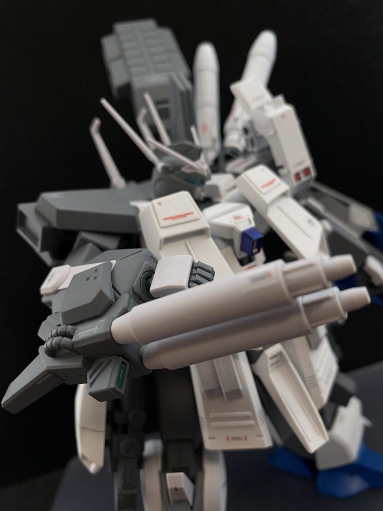 ダブルビームライフル右腕に装着される。威力、精度共に申し分ない。メイン武装としても使用可能な性能を持つ。