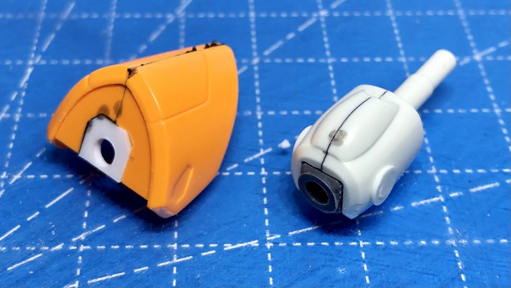 後ハメ加工が面倒なので肩アーマーはピンを無くして軸接続に変更